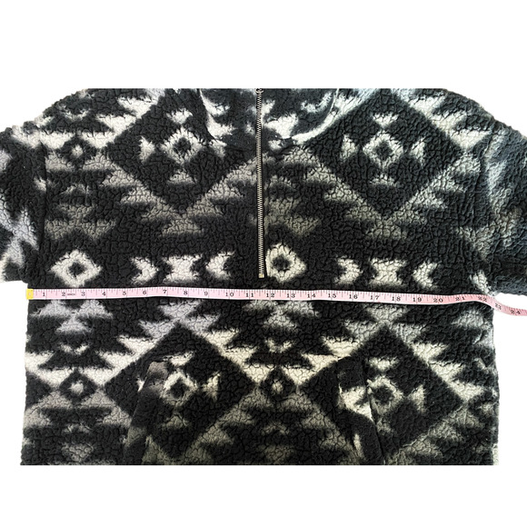 Old Navy Black Gray Aztec Print 1/2 Zip Fleece Pullover Womens Size L - Picture 6 of 8